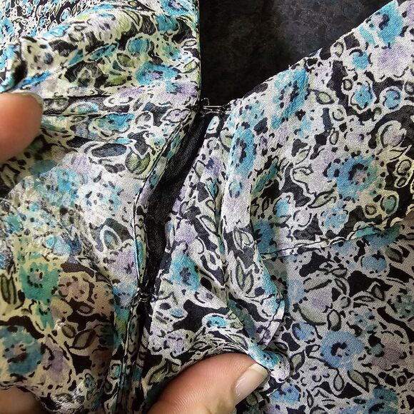 Laura Ashley Top Women's 8 Black Blue Purple Dark Floral Silk Ruffle V-neck - Picture 2 of 8